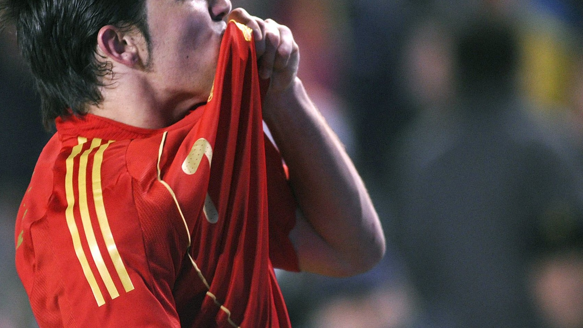 الجماهير الإيطالية متفائلة بسبب قميص إسبانيا الأحمر قبل نصف نهائي 