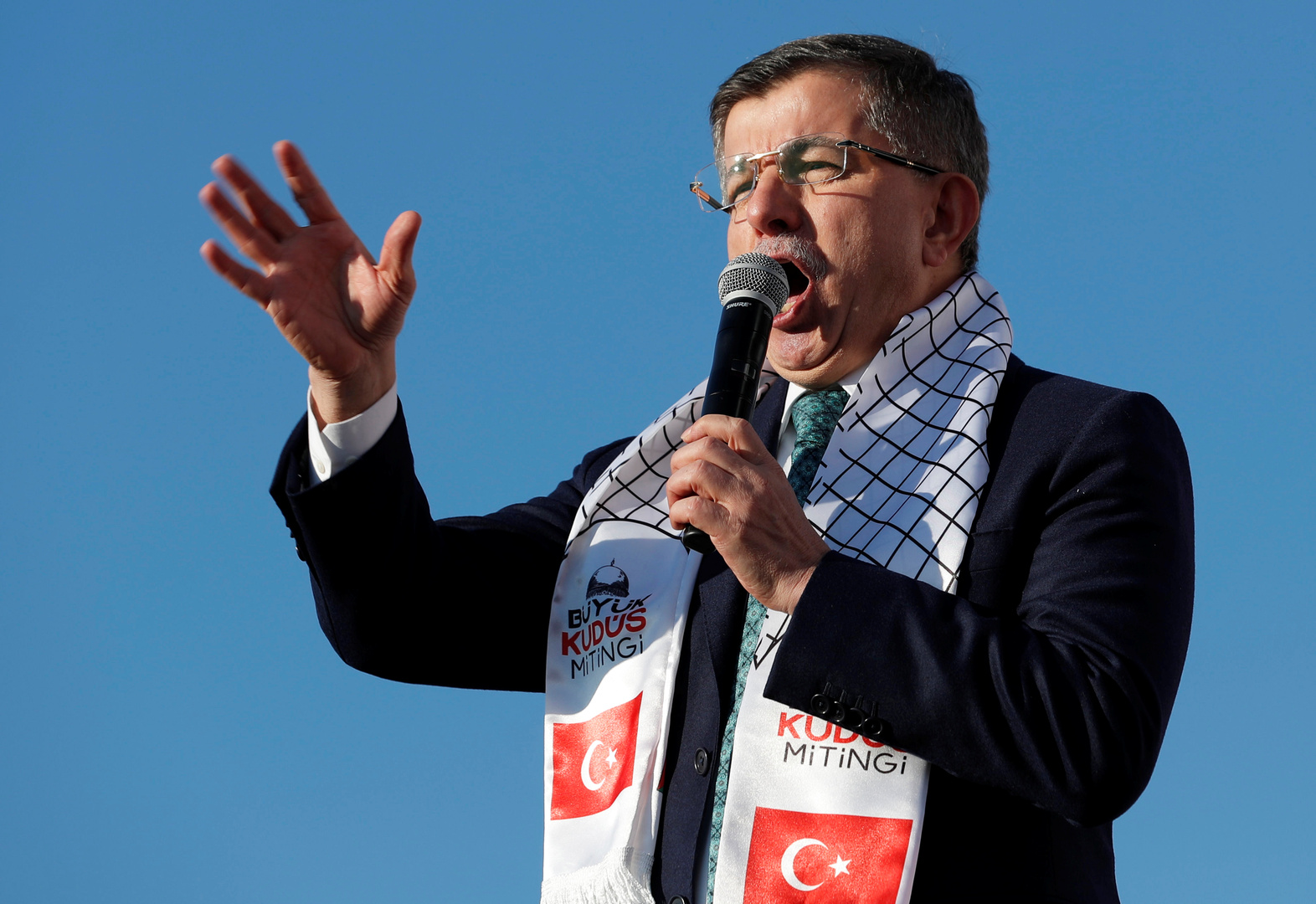 داوود أوغلو: على أردوغان اتخاذ قرار عاجل لإجراء انتخابات مبكرة في تركيا