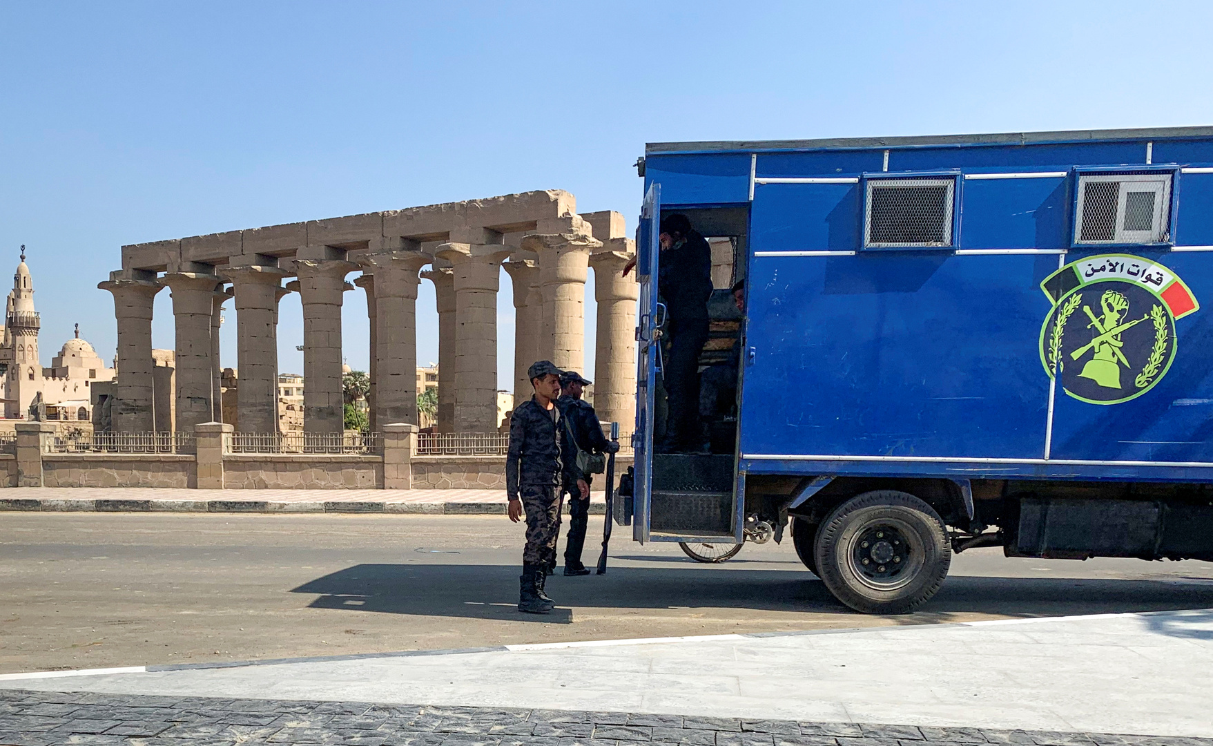 الأمن المصري يكشف حقيقة إحالة ضابط شرطة وآخرين للمحاكمة بتهمة سرقة سيارة نقل أموال