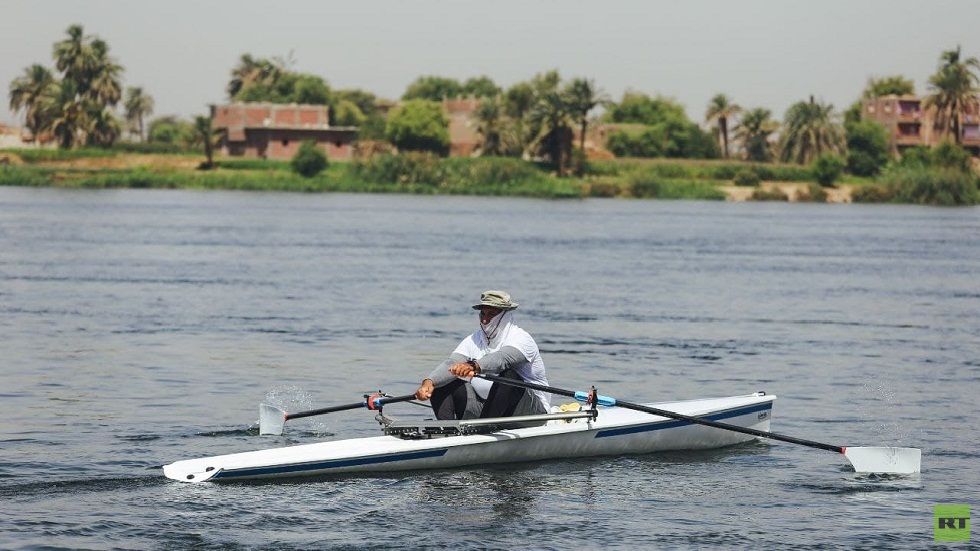 مصري يقطع 1250 كيلومترا تجديفا في النيل (صور)