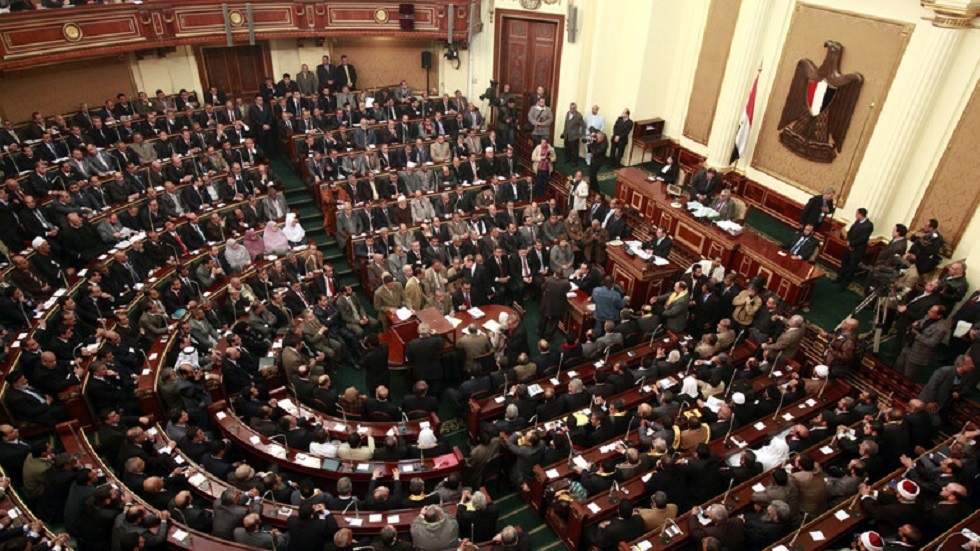 مصر.. مطالبة برلمانية جديدة بحل أزمة عشرات آلاف المعلمين