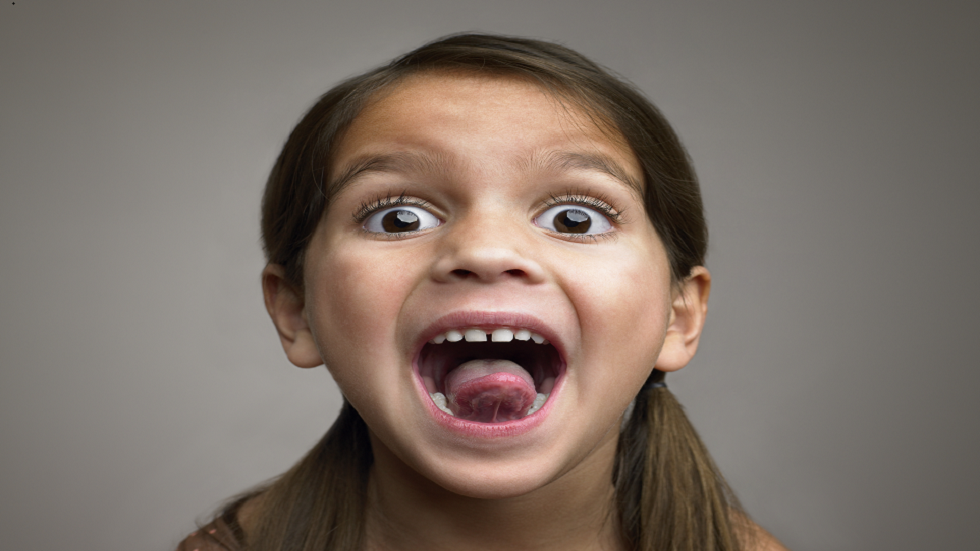 لون لسانك قد يدل على نقص فيتامين B12.. علامة مفاجئة في فمك ينبغي ملاحظتها!