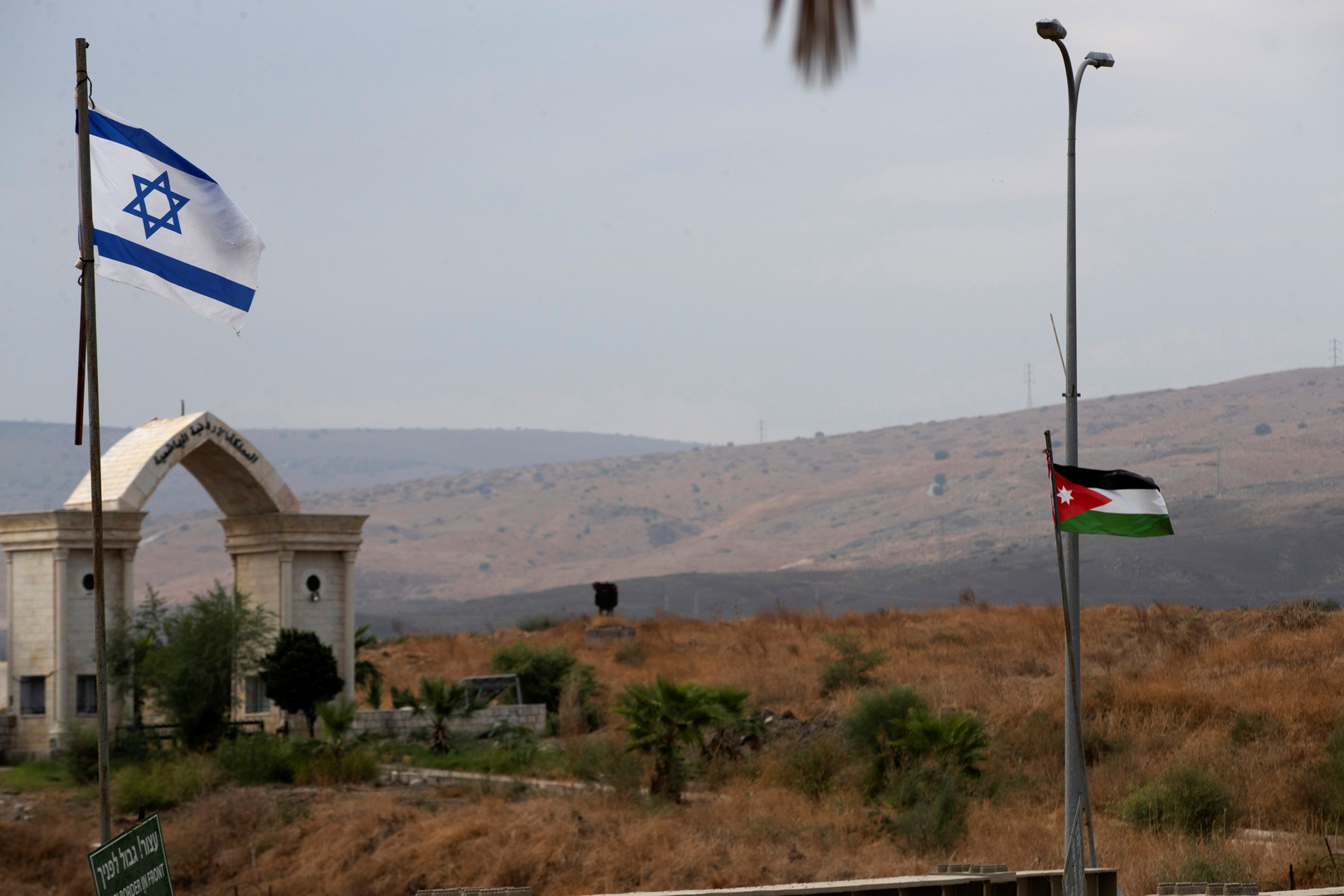 على جسر الملك حسين الحدودي.. الصفدي يبحث مع لابيد إمدادات المياه من إسرائيل للأردن وحل الدولتين