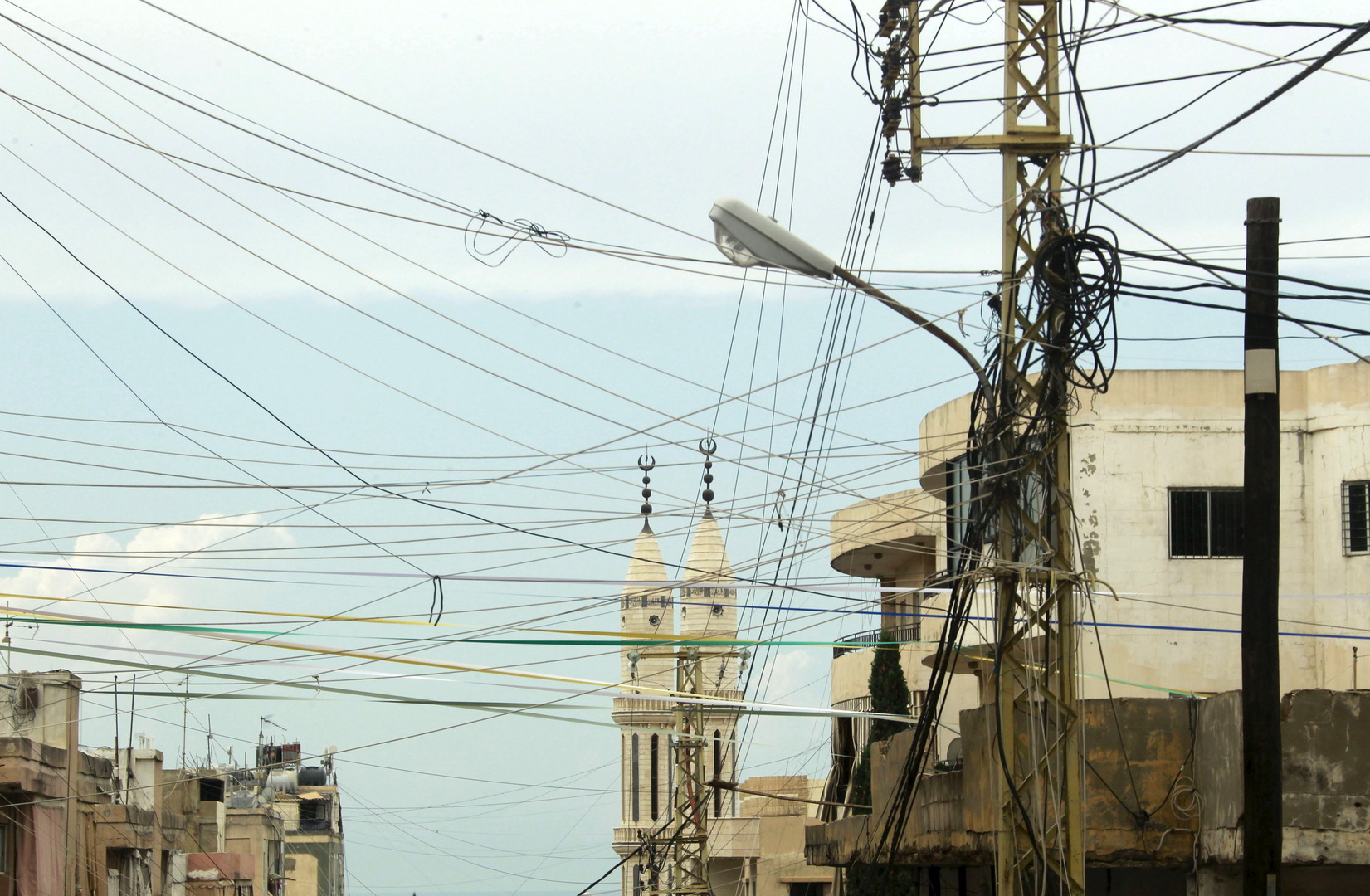 لبنان.. جميع معامل مؤسسة الكهرباء أصبحت خارج الخدمة