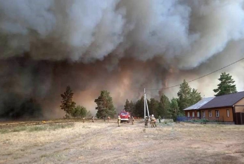 حرائق الغابات تلتهم عشرات المنازل وتشرد المئات في مقاطعة روسية (فيديو)