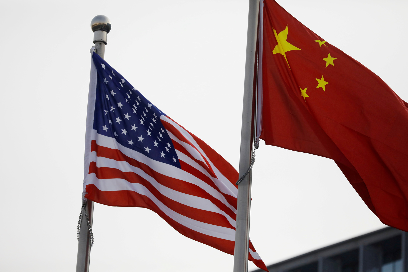 الصين تحتج بشدة على العقوبات الأمريكية وتهدد بإجراءات جوابية