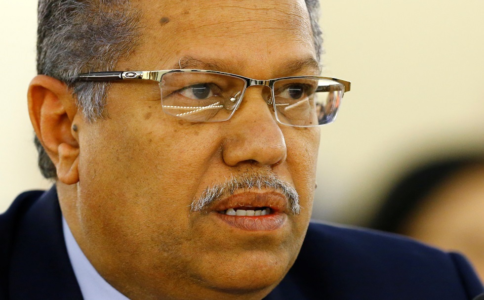رئيس مجلس الشورى اليمني يحذر من انهيار العملة ودخول البلاد في 