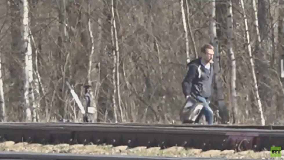 دبلوماسي أمريكي يسرق إشارة ضوئية من سكة حديد في روسيا (فيديو)