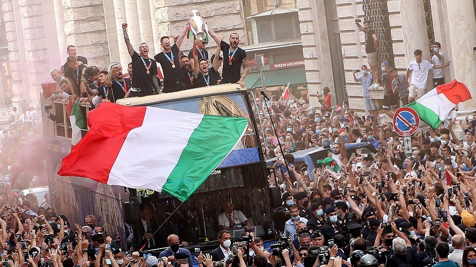 رغم كورونا.. حشود غفيرة في شوارع روما تحتفي بأبطال أوروبا (فيديو وصور)