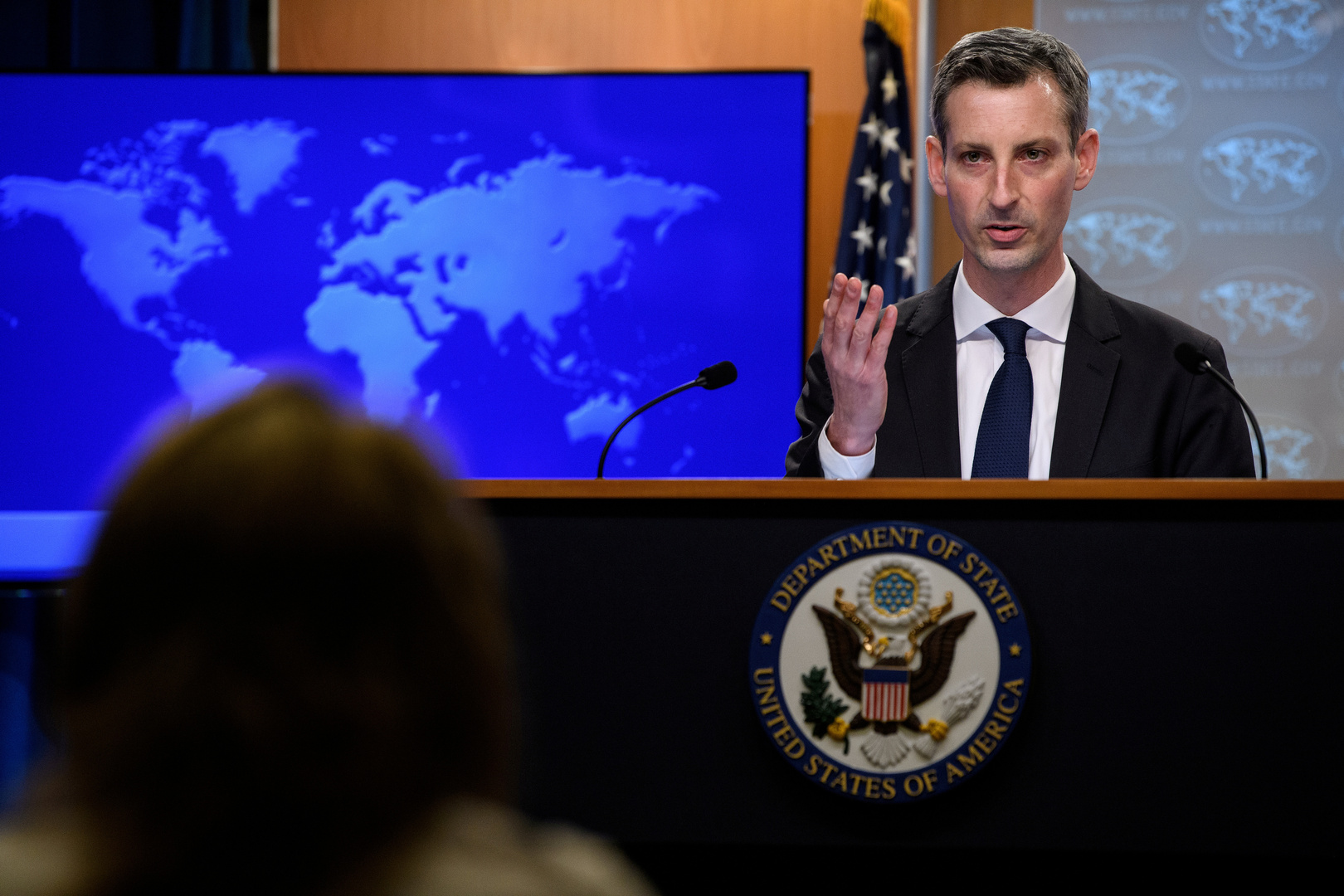 الخارجية الأمريكية: نخوض مع إيران محادثات غير مباشرة لكن نشطة حول تبادل السجناء
