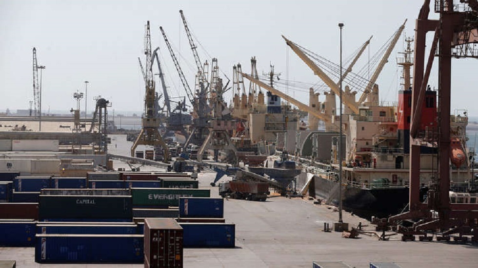 الحكومة اليمنية توافق على دخول سفن وقود إلى ميناء الحديدة لدواع إنسانية