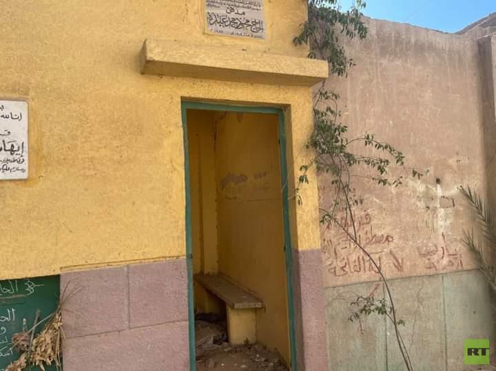 سرقة عشرات من بوابات المقابر في مدينة مصرية