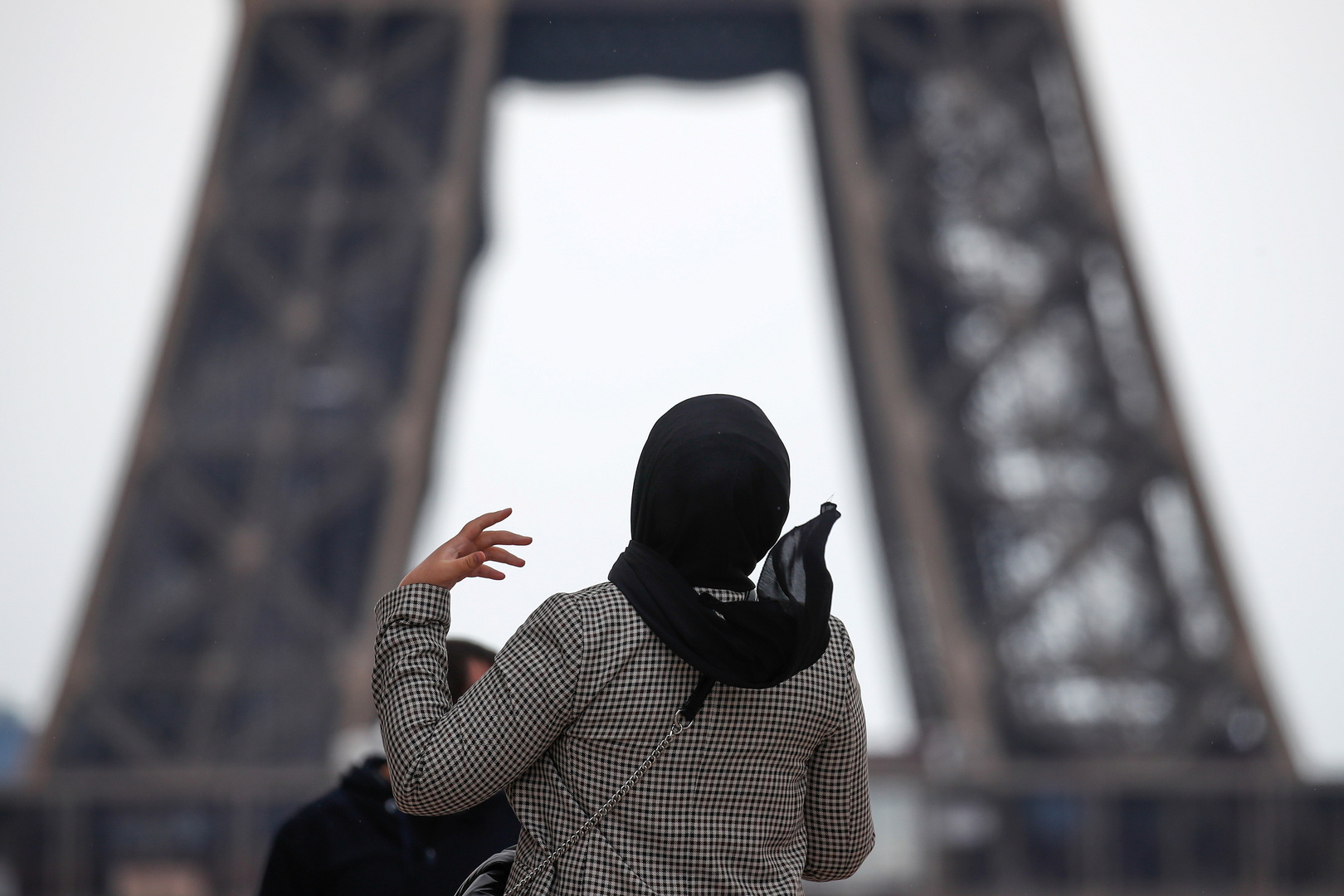 محكمة أوروبية تجيز للشركات حظر الحجاب في أماكن العمل في ظروف معينة