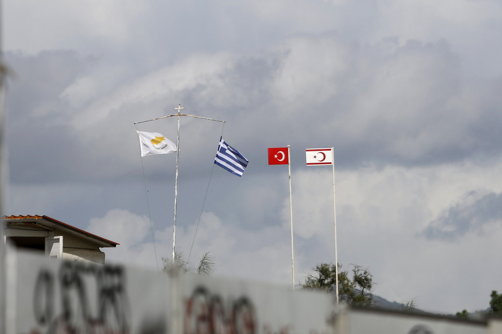 قبرص تتهم تركيا بإطلاق النار على زورق دورية تابع لها