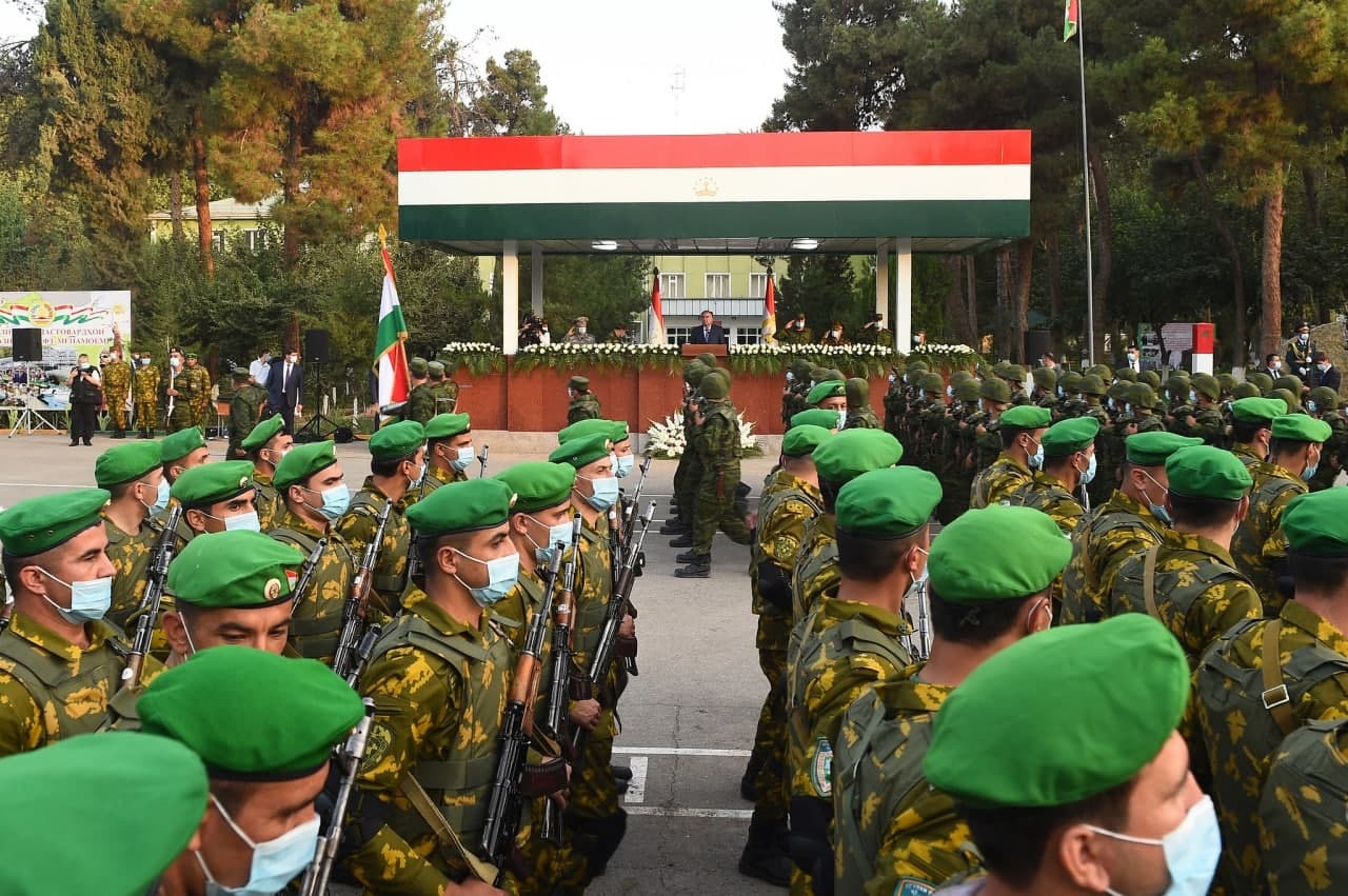 رئيس طاجيكستان يتفقد الحدود مع أفغانستان (صور)