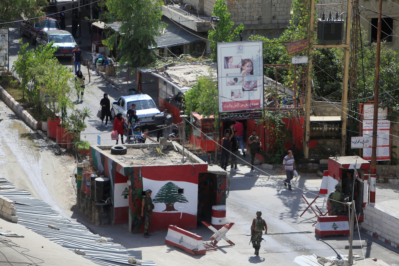 مخيم عين الحلوة في لبنان يستيقظ على دوي قنابل واشتباكات مسلحة