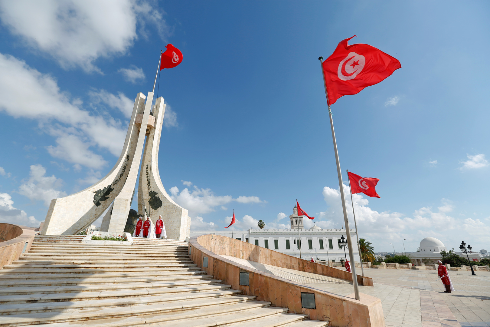 تونس.. وضع كافة المؤسسات الصحية العمومية والخاصة على ذمة الدولة لمجابهة كورونا