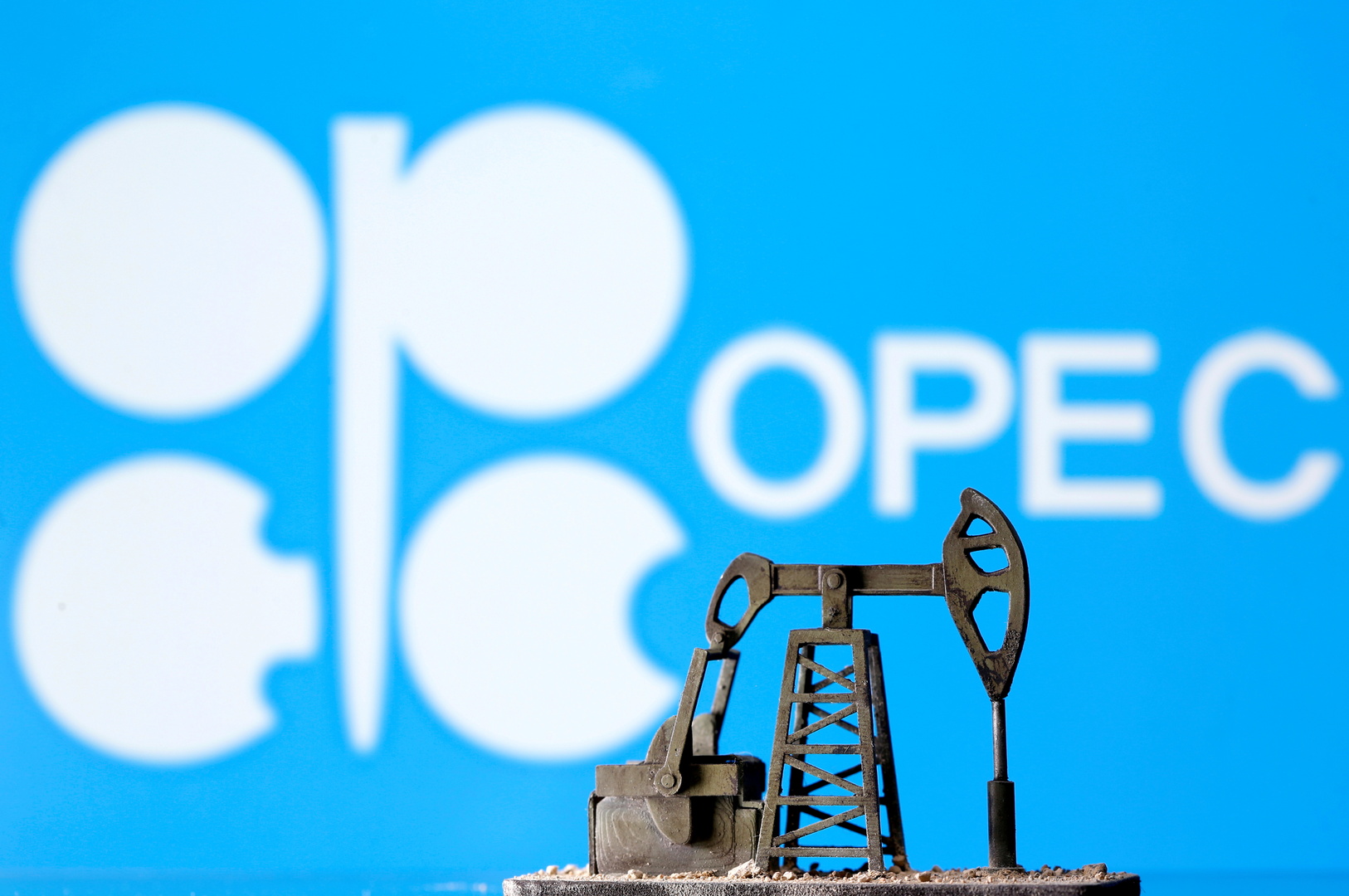 النفط يتراجع أكثر من 1% بعد اتفاق 