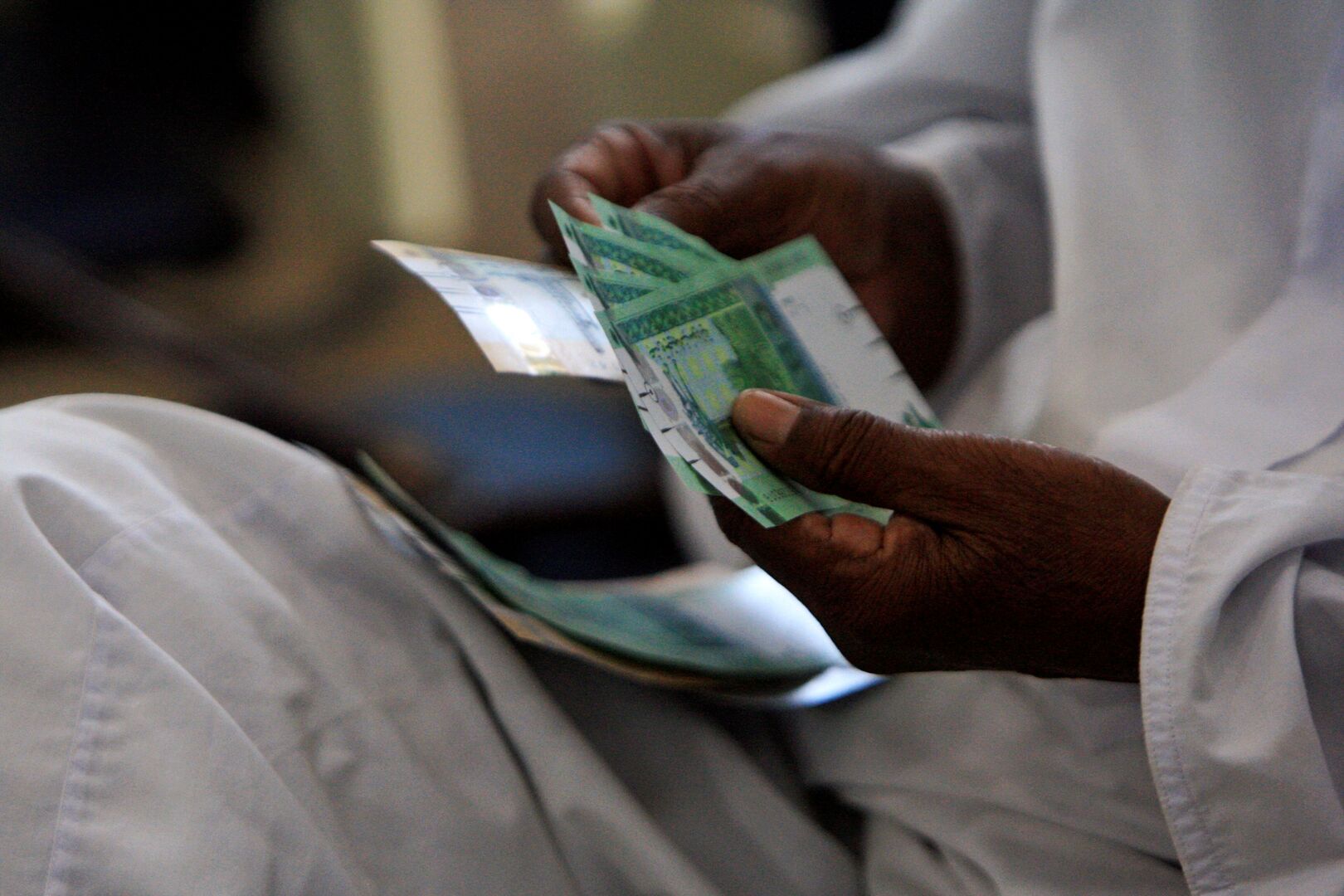 فرنسا: الانقلاب قد يعرقل شطب ديون السودان