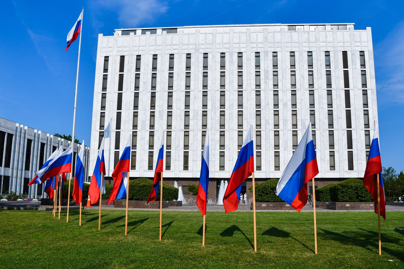 السفارة الروسية تعلق على تصريح أمريكي حول الأسلحة فرط الصوتية