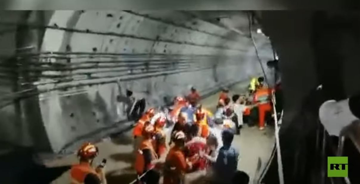 شاهد.. مياه الأمطار تدخل مترو أنفاق الصين وتحاصر المئات بداخله