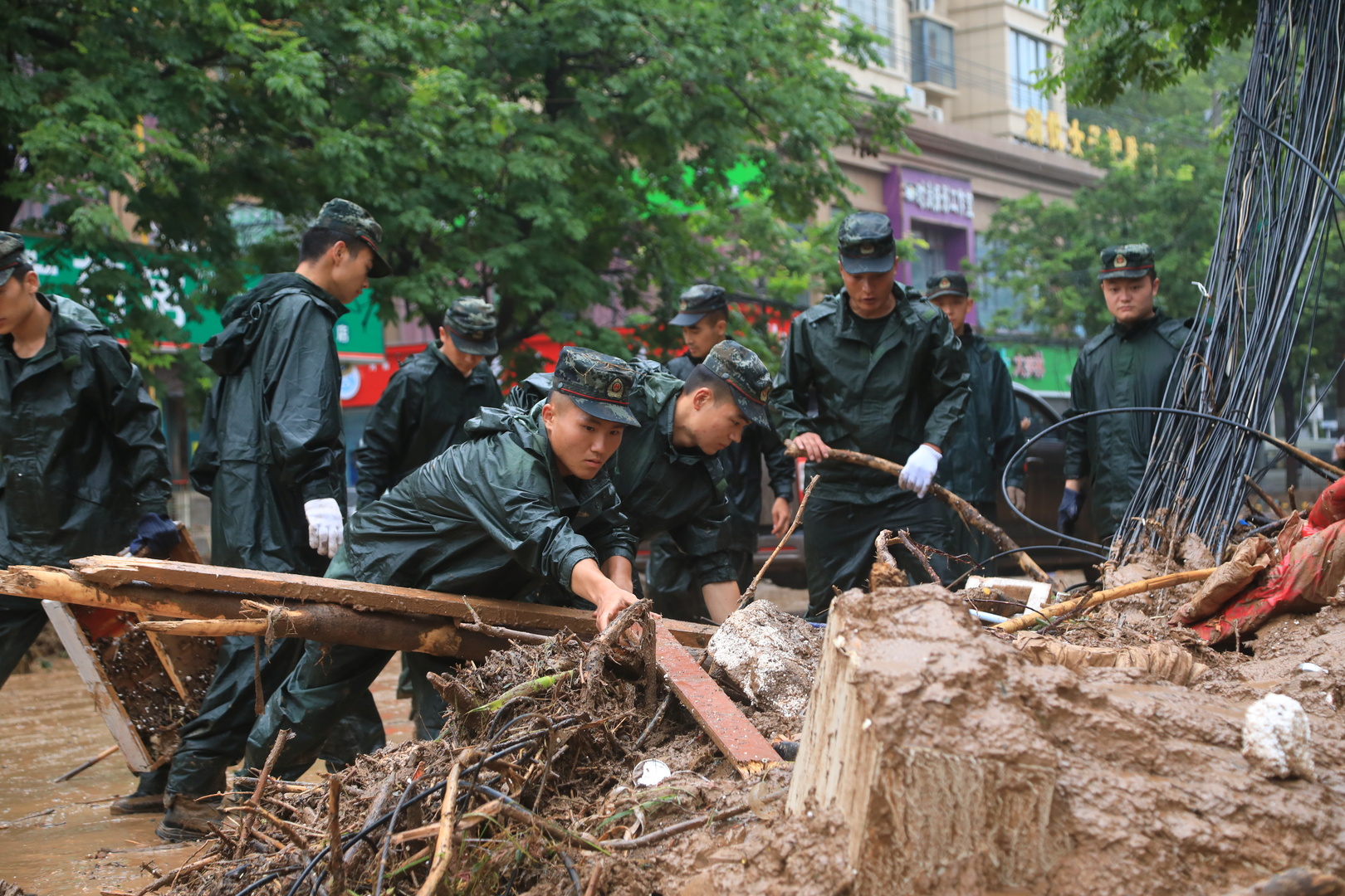 مدينة تشنغتشو الصينية تبدأ عمليات التنظيف بعد عواصف قتلت 33 شخصا