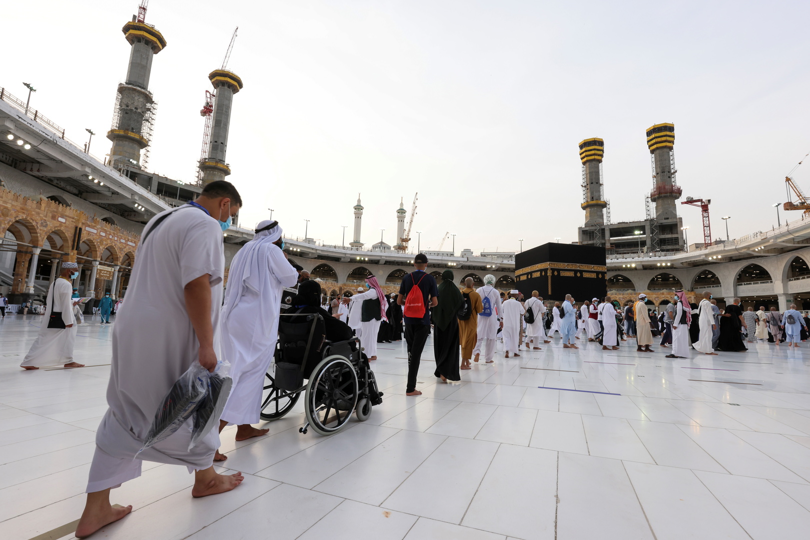 الحجاج يتوافدون إلى المسجد الحرام لأداء طواف الوداع (صور+فيديو)