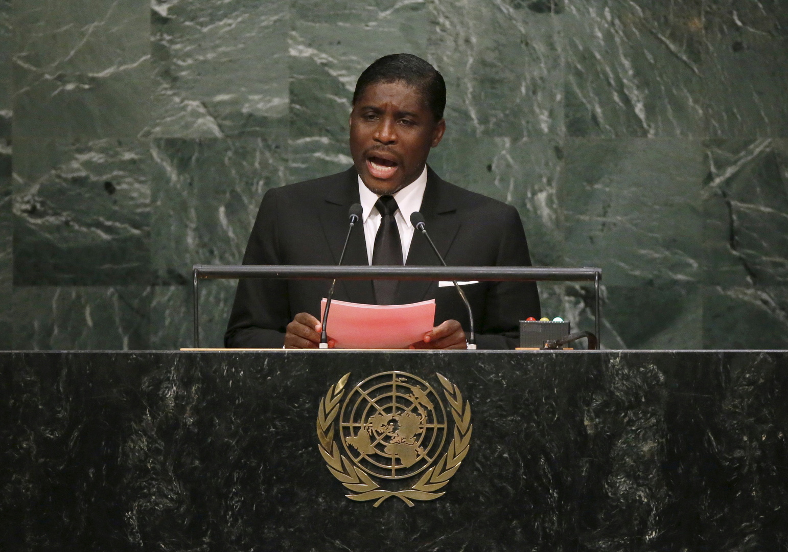 نائب رئيس غينيا الاستوائية وابنه، تيودورو نغيما أوبيانغ مانغي.