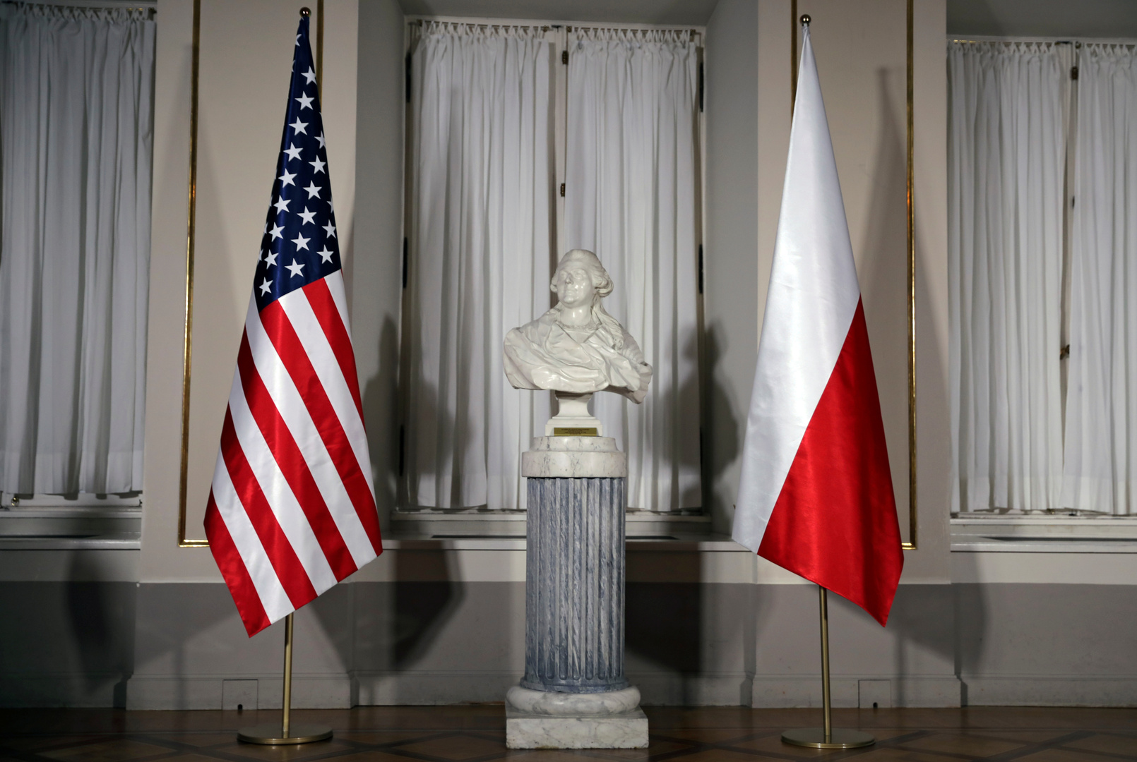 بولندا والولايات المتحدة تناقشان مكافحة 