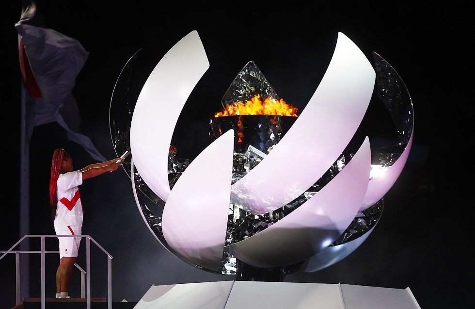 أوساكا توقد الشعلة الأولمبية 