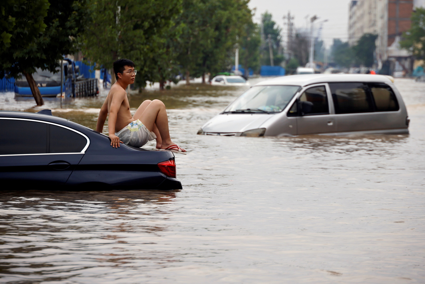 الصين تنقل السكان من مناطق غمرتها الفيضانات وتصرف الأنفاق (صور)