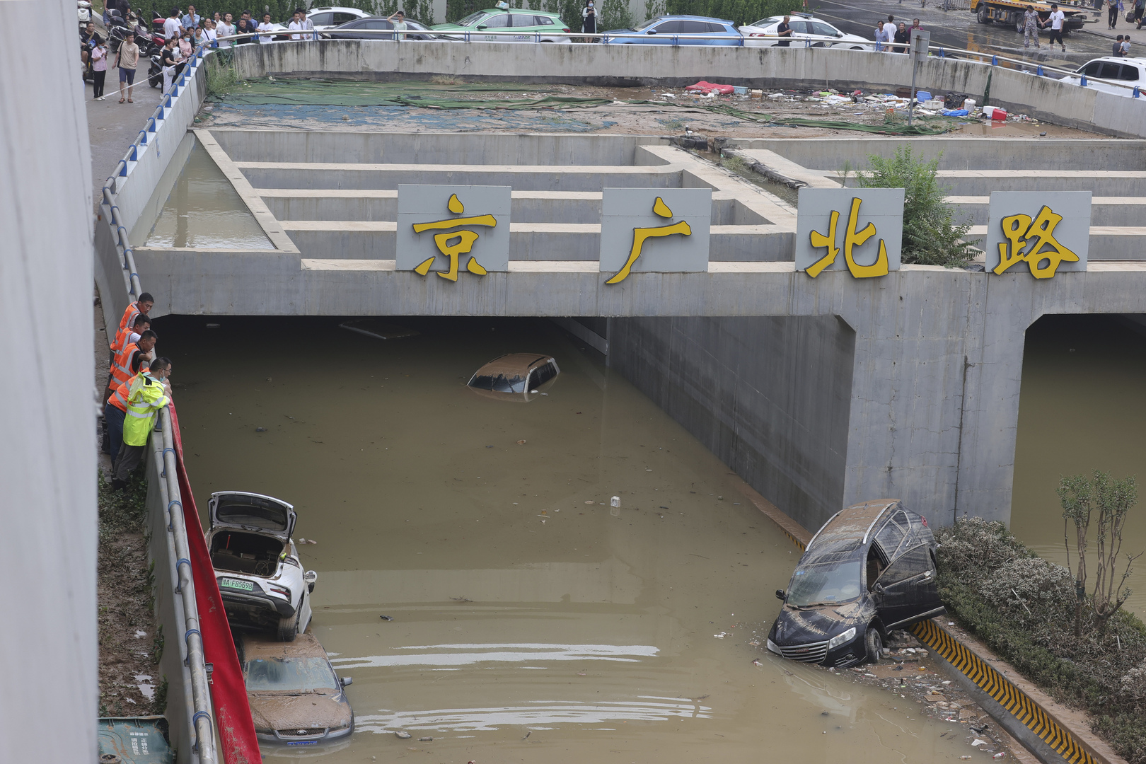 الصين تنقل السكان من مناطق غمرتها الفيضانات وتصرف الأنفاق (صور)