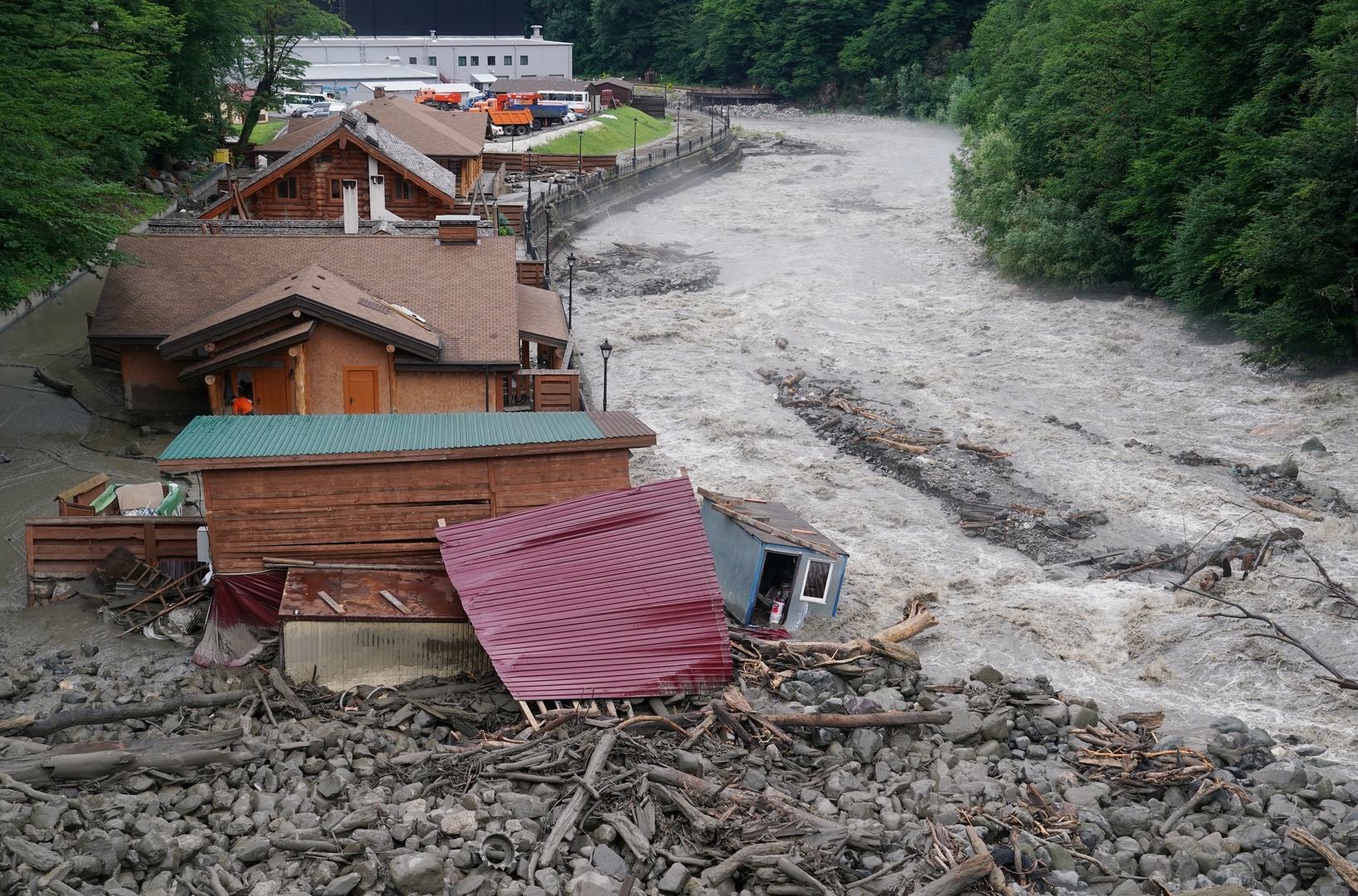 مقتل شخص وفقدان 3 آخرين جراء فيضانات في سوتشي بجنوب روسيا