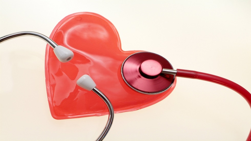 طبيب قلب يوضح كيفية التعامل مع عدم انتظام ضربات القلب