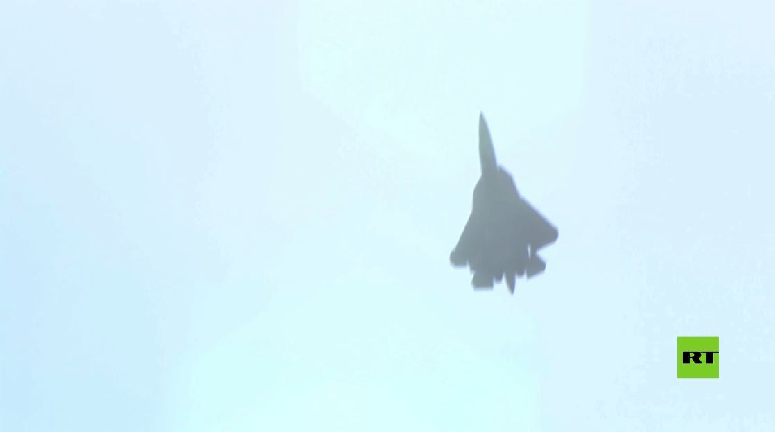 شاهد.. مقاتلة سو-57 تحوم عموديا في الهواء أثناء عرض مذهل في معرض ماكس-2021