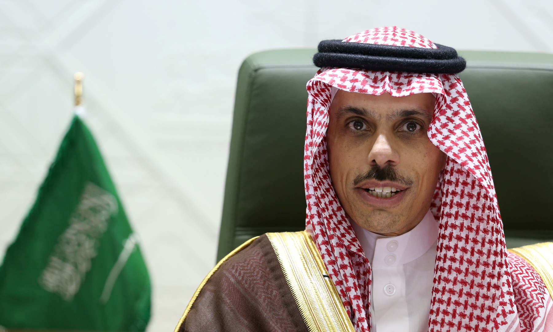 وزير الخارجية السعودي يلتقي قائد الجيش الباكستاني