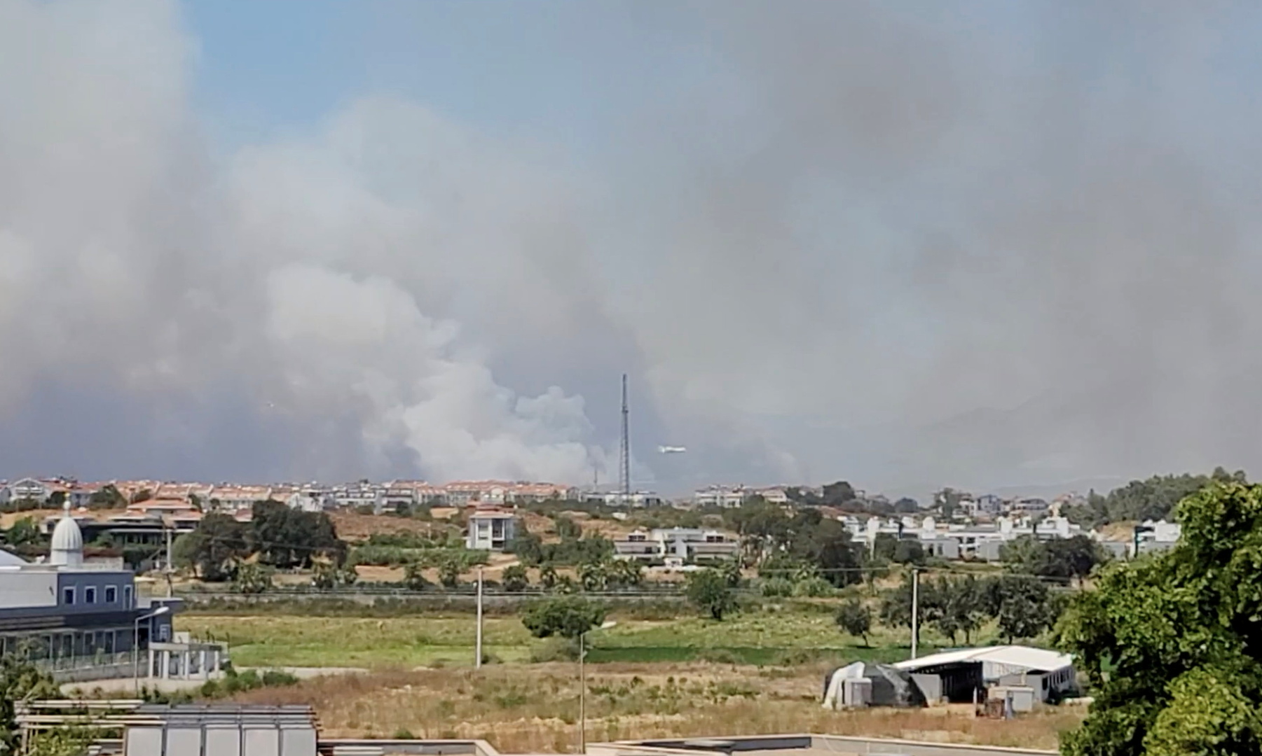إخلاء منازل ومستشفيات في جنوب تركيا بعد انتشار حرائق الغابات (فيديو)