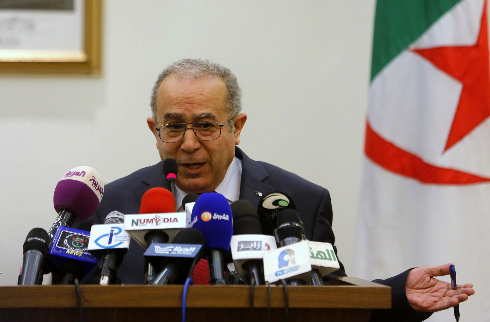 وزير الخارجية الجزائري يجري محادثات مع مسؤولين سودانيين بالخرطوم