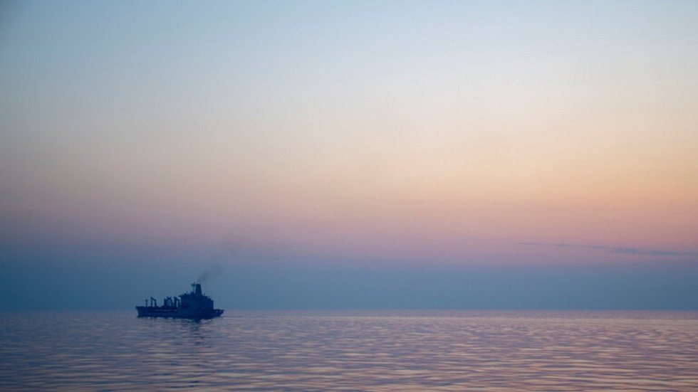 قناة إيرانية تكشف السبب الرئيسي وراء استهداف السفينة الإسرائيلية قبالة عمان