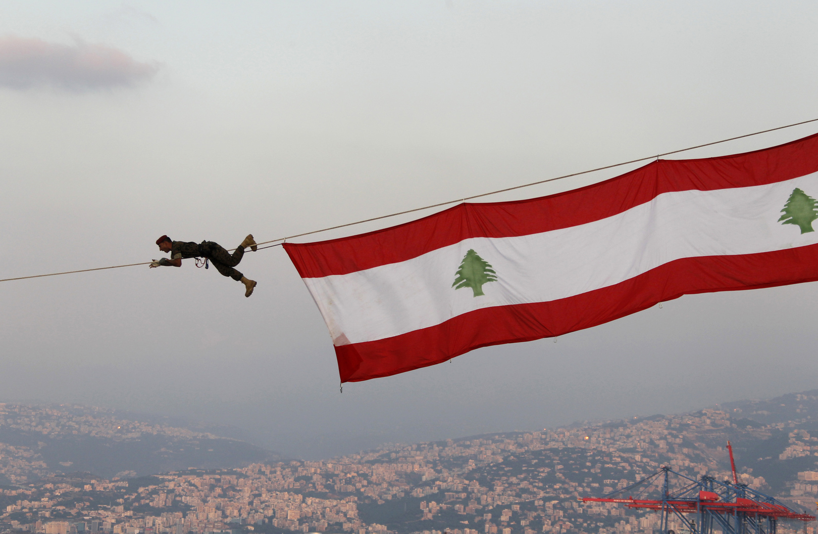 عون يهنئ الجيش اللبناني والحريري يستشهد بالمتنبي
