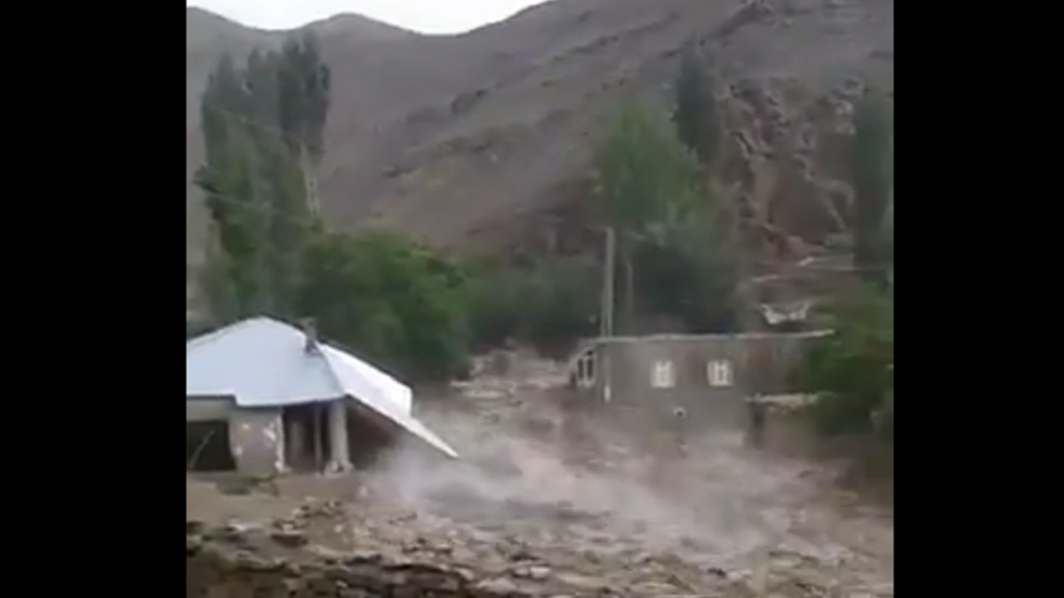 مع  الحرائق.. السيول تجتاح بلدة تركية وتجرف المواشي