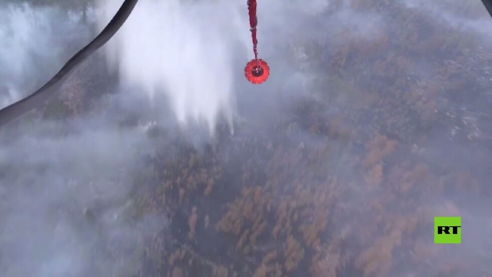 بالفيديو.. مروحيات وزارة الدفاع الروسية تكافح الحرائق في ياقوتيا