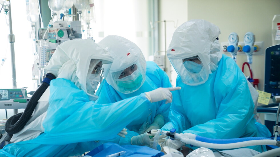 لسد العجز.. استشاريون طبيون من سوريا إلى ليبيا