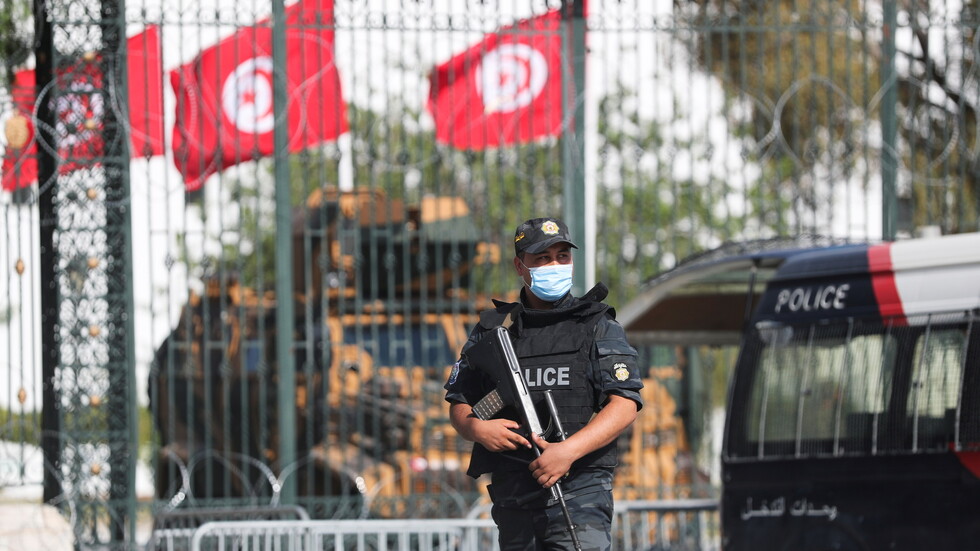 تونس.. القوات الأمنية تحيط عمادة المحامين للقبض على المحامي مهدي زقروبة في قضية 