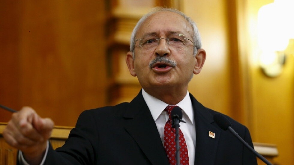 على خلفية اتهامه بافتعال حرائق الغابات.. زعيم المعارضة التركية يدعي على كاتب مؤيد لأردوغان