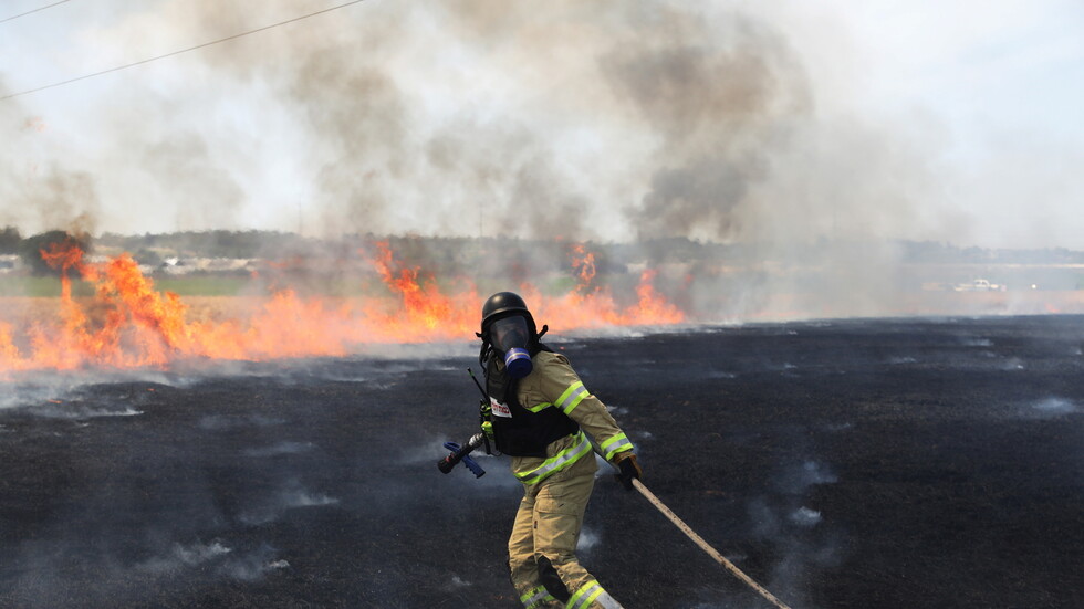 15 طائرة إطفاء إسرائيلية تشارك في إطفاء حريق هائل شب بأحراش (فيديو)