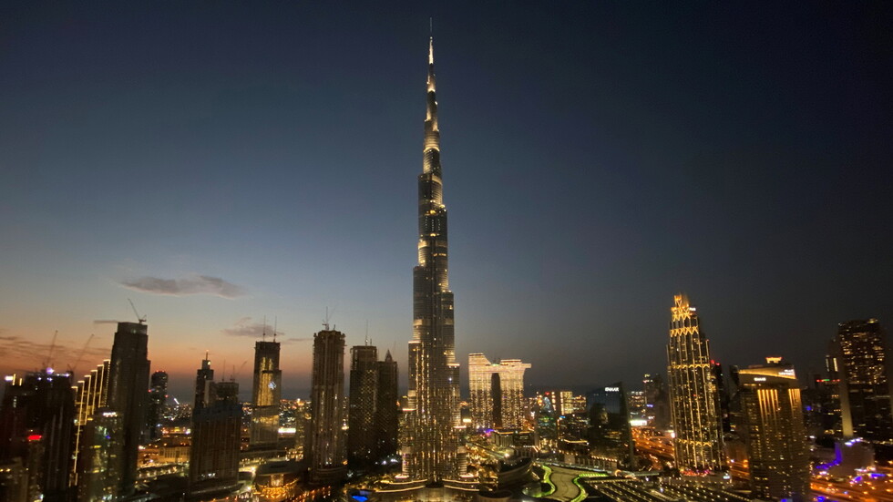 الإمارات.. وزارة  الموارد البشرية تعرف بأنواع تصاريح العمل في البلاد (فيديو)