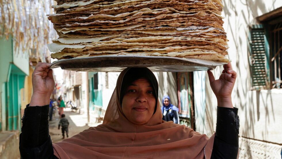 بعد توجيهات السيسي لزيادة ثمن رغيف الخبر المدعوم.. وزارة التموين تتحرك