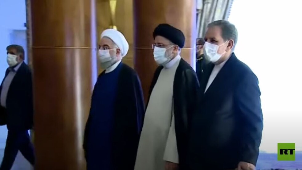 روحاني يسلم السلطة إلى رئيسي خلال مراسم التنصيب