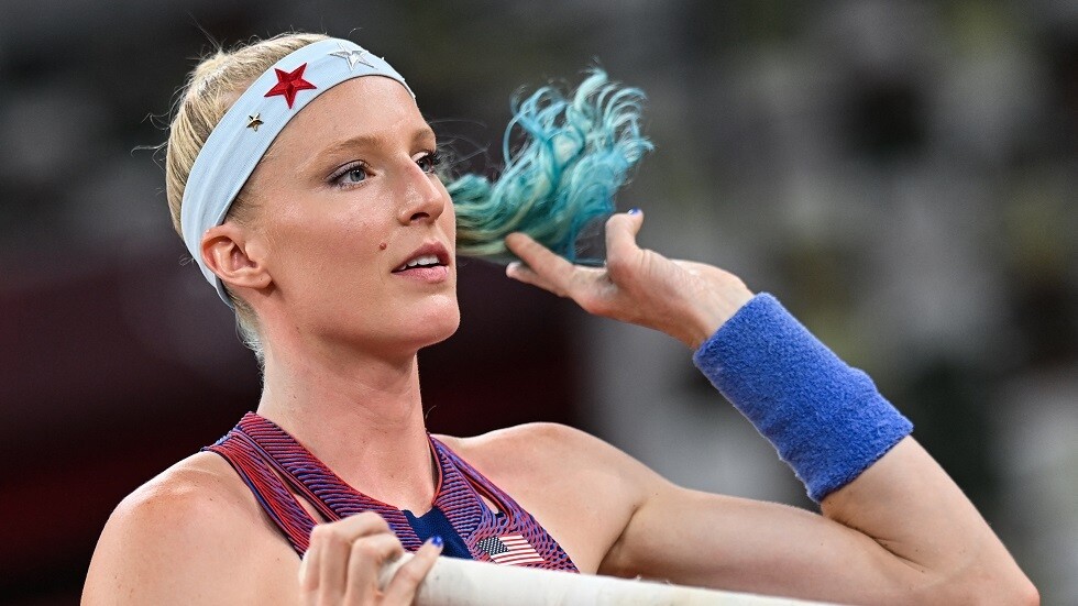 شاهد.. سقوط نجمة القفز بالزانة من ارتفاع كبير بعد كسر عصاها